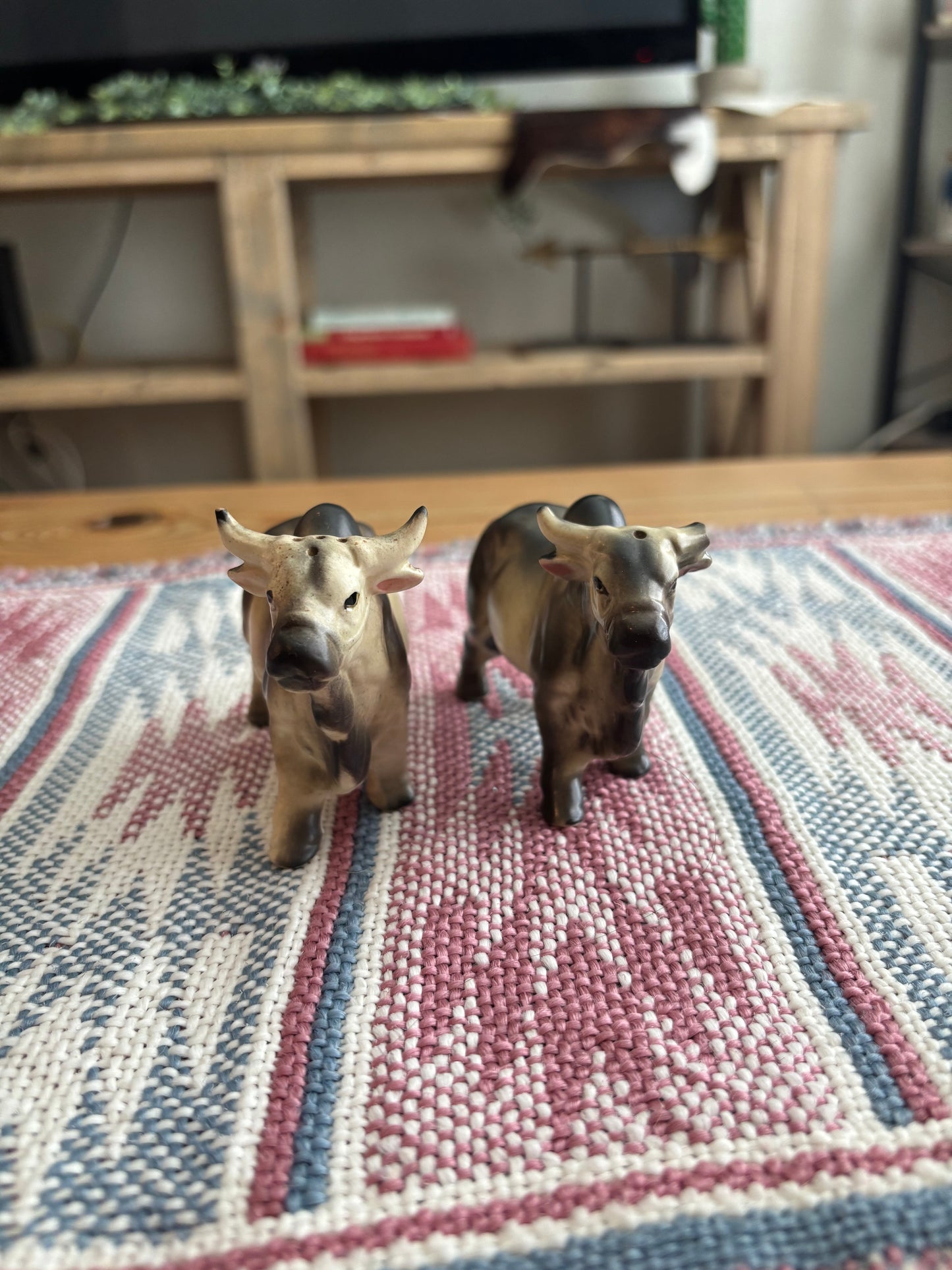 VICTORIA CERAMICS BRAHMAN SALT & PEPPER SHAKER SET *VINTAGE*