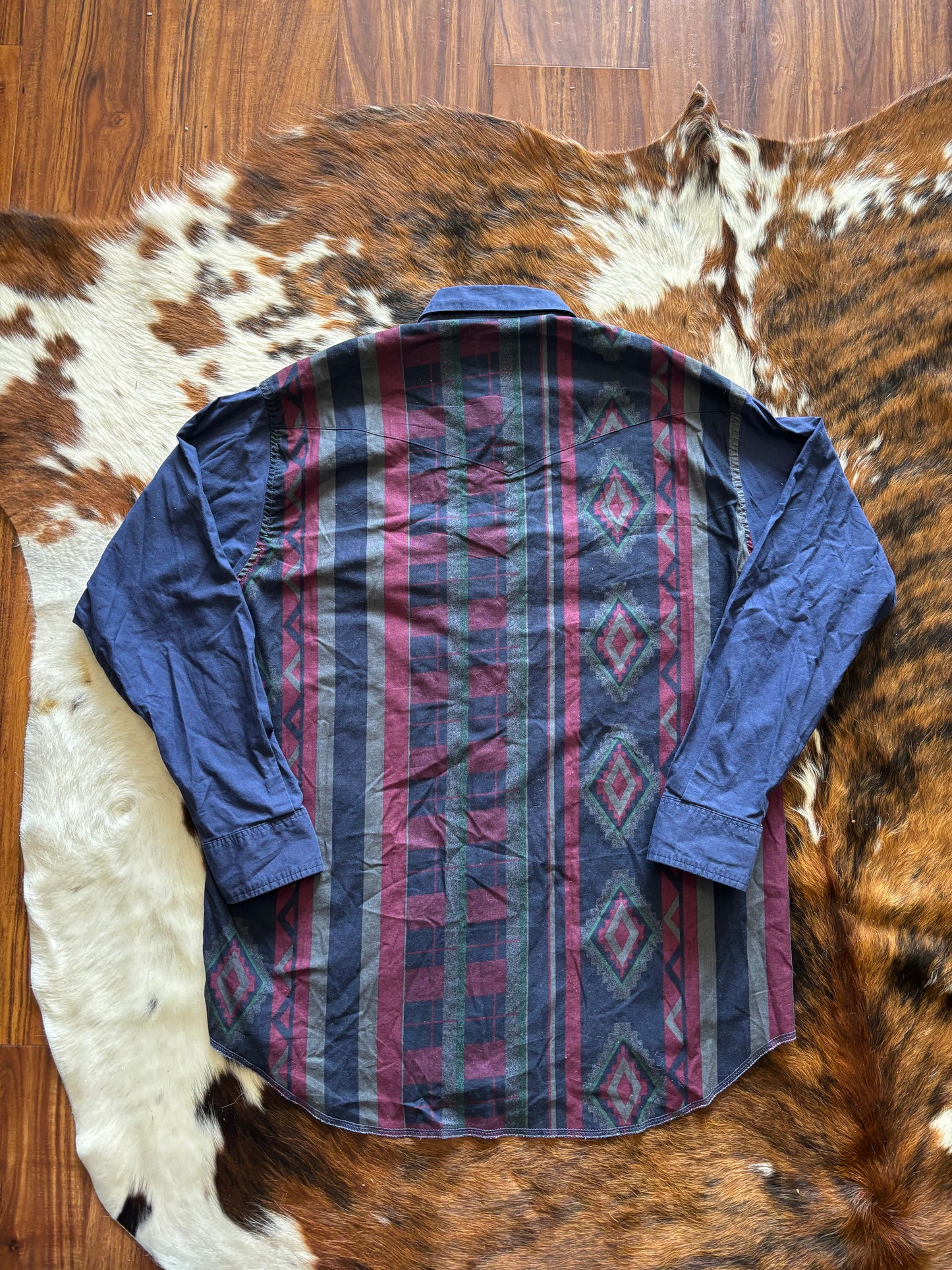 *VINTAGE* WRANGLER AZTEC WESTERN LONG SLEEVE BUTTON UP