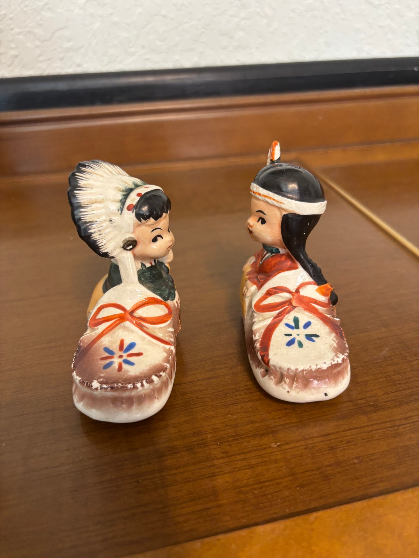 *VINTAGE* NATIVE AMERICAN LITTLE BOY & GIRL MOCCASIN SALT & PEPPER SHAKER SET