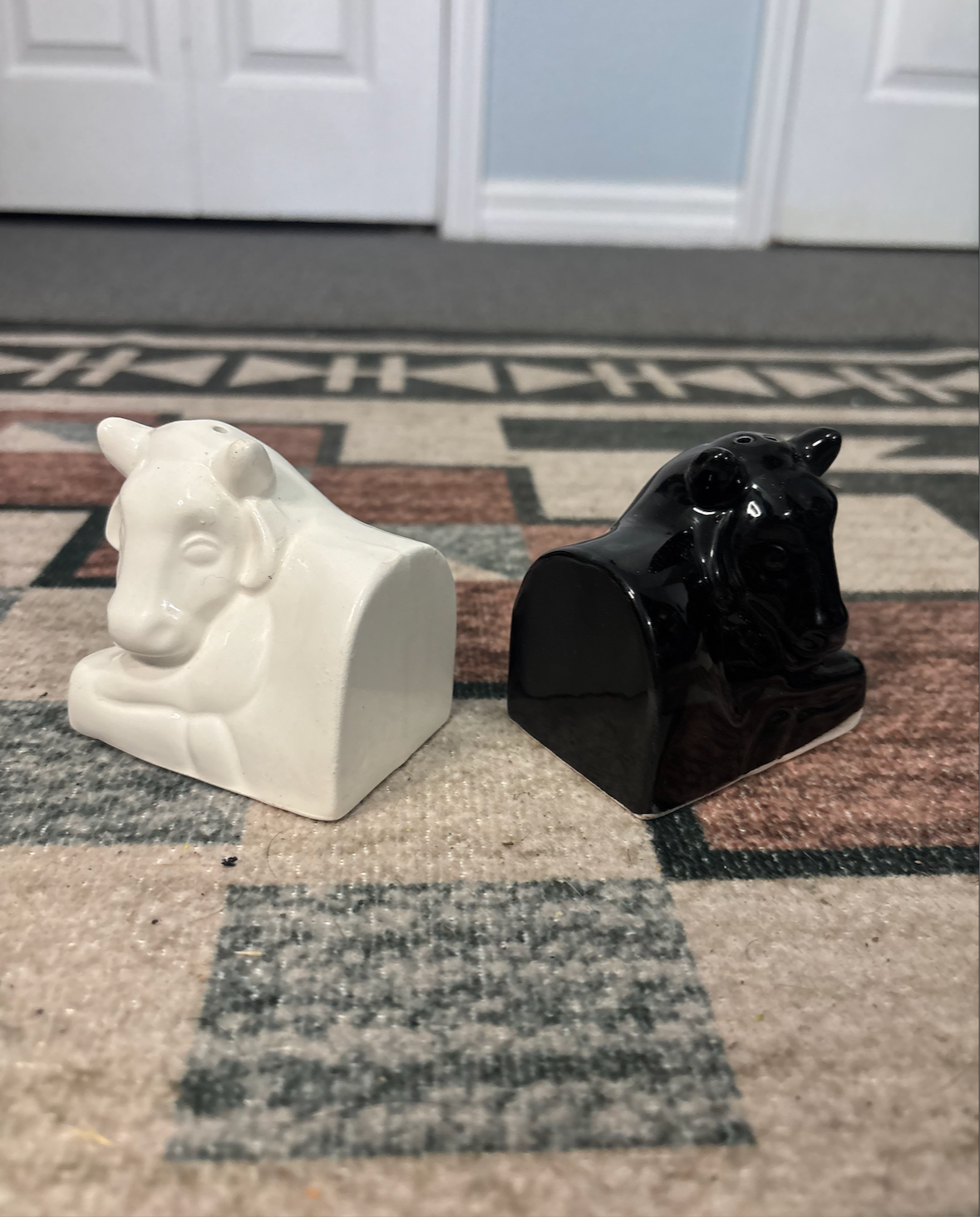 BLACK/ WHITE COW SALT & PEPPER SHAKER SET *VINTAGE*