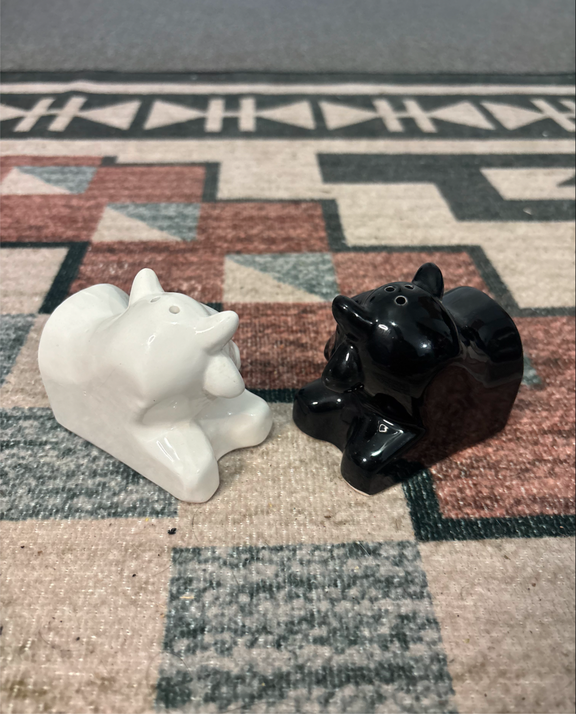 BLACK/ WHITE COW SALT & PEPPER SHAKER SET *VINTAGE*
