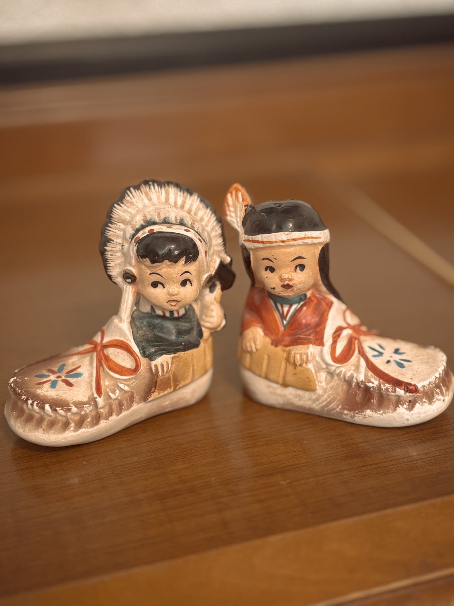 *VINTAGE* NATIVE AMERICAN LITTLE BOY & GIRL MOCCASIN SALT & PEPPER SHAKER SET