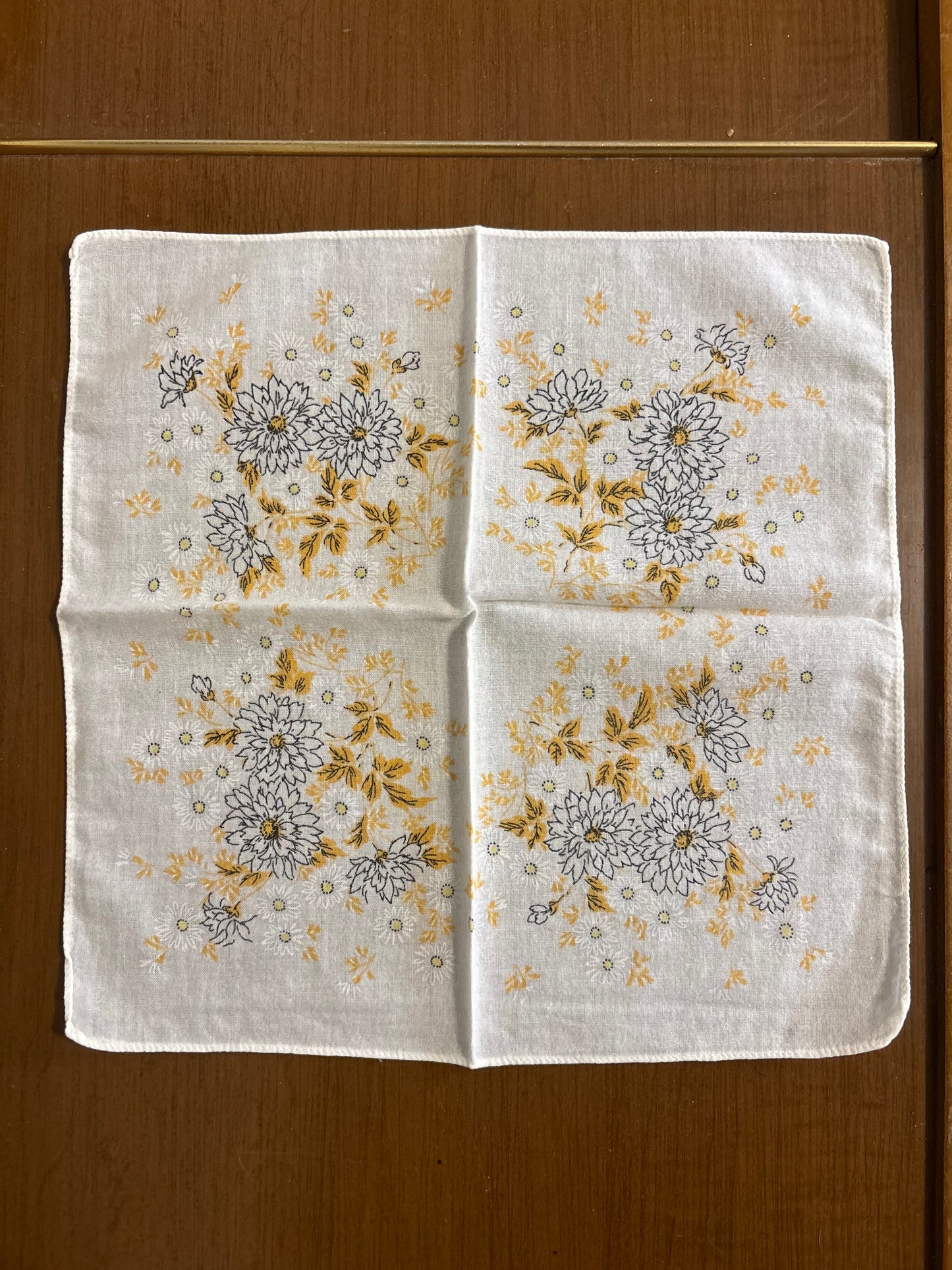 *VINTAGE* GRANNY’S FLORAL HANKIES