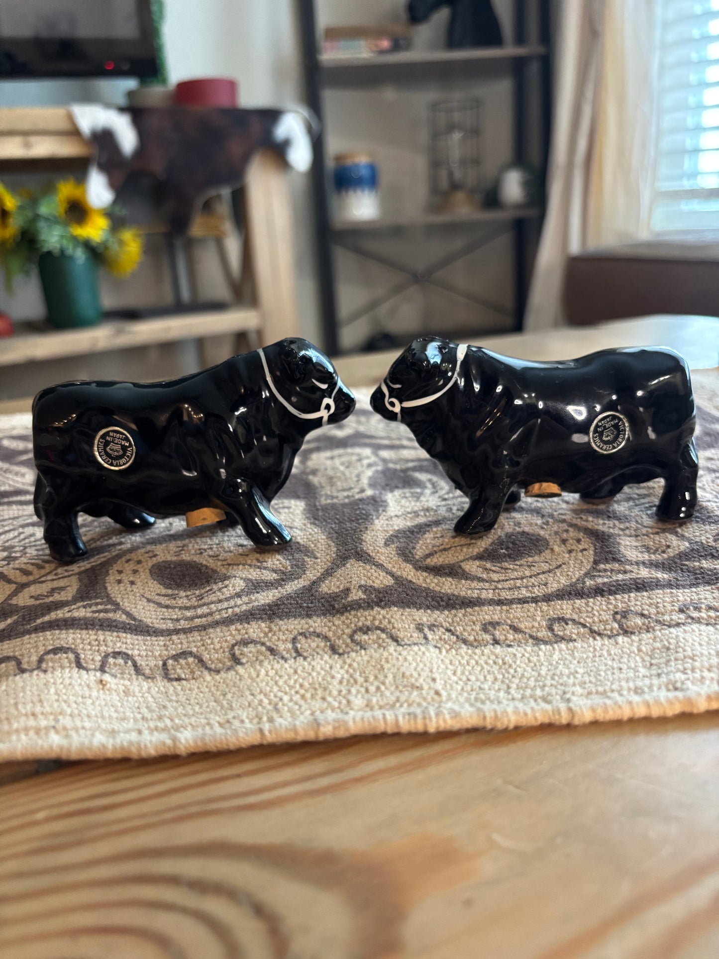 *VINTAGE* BLACK ANGUS COW BULL SALT & PEPPER SHAKER SET