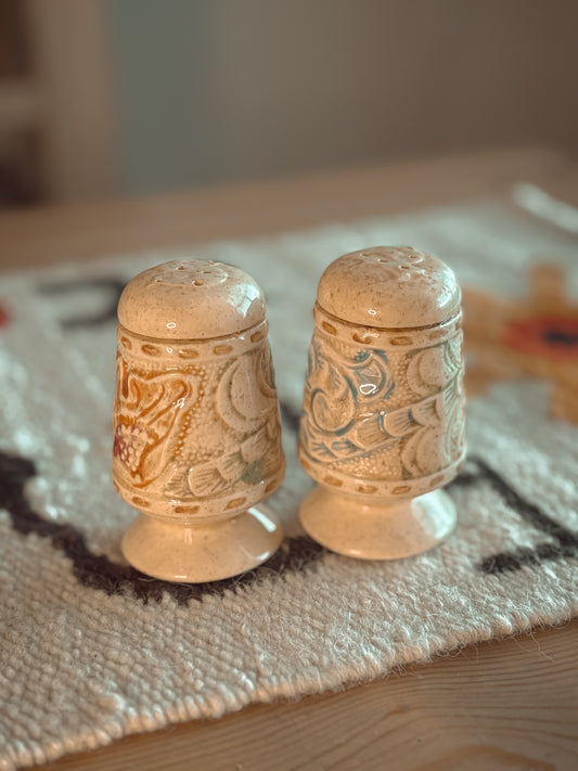*VINTAGE* LEATHER TOOLED STYLE CERAMIC SALT & PEPPER SHAKER SET
