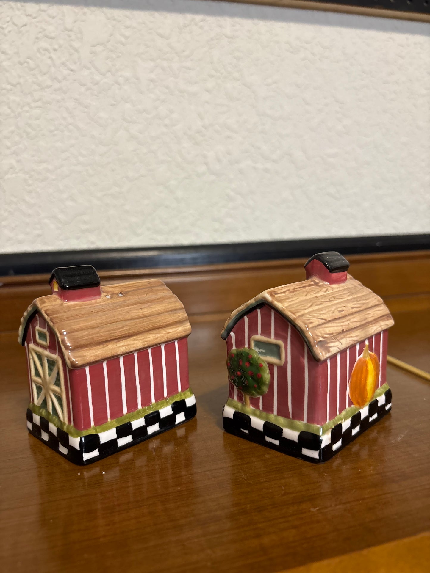 *VINTAGE* LITTLE RED BARN SALT & PEPPER SHAKER SET