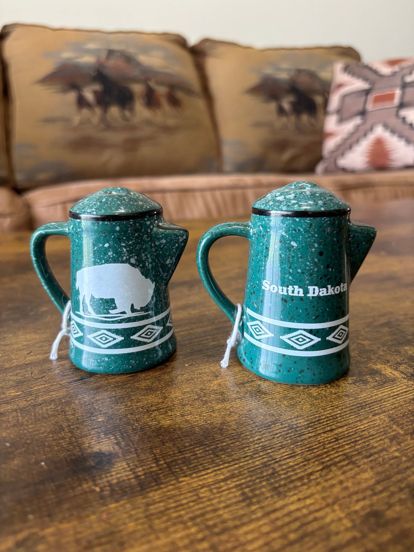 *VINTAGE* SOUVENIR SOUTH DAKOTA GREEN BISON BUFFALO SALT AND PEPPER SHAKERS SET