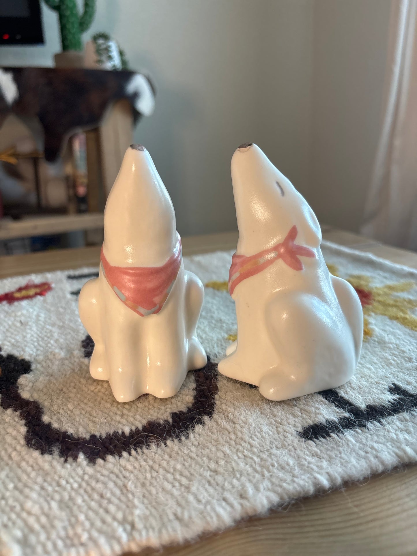 *VINTAGE* TREASURE CRAFT HOWLING COYOTE SALT & PEPPER SHAKERS SET