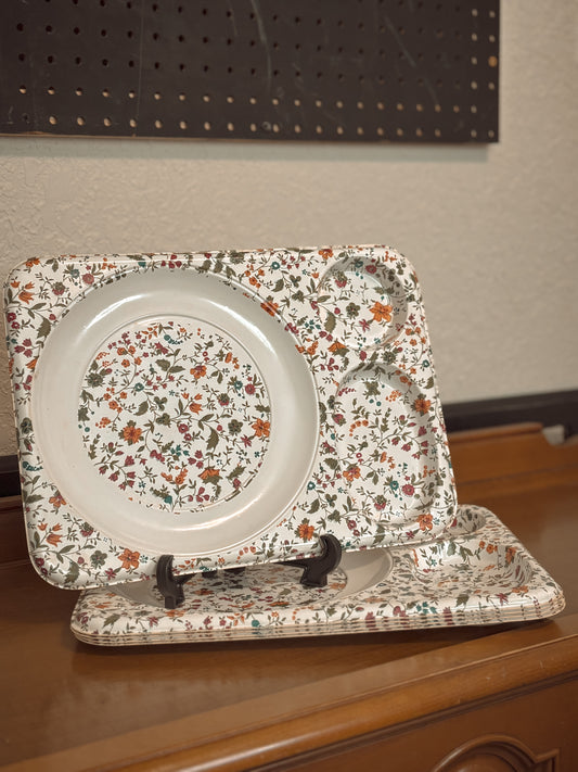 *VINTAGE* SET OF 5, MOLDED PLASTIC DIVIDED FLORAL MEAL TRAYS
