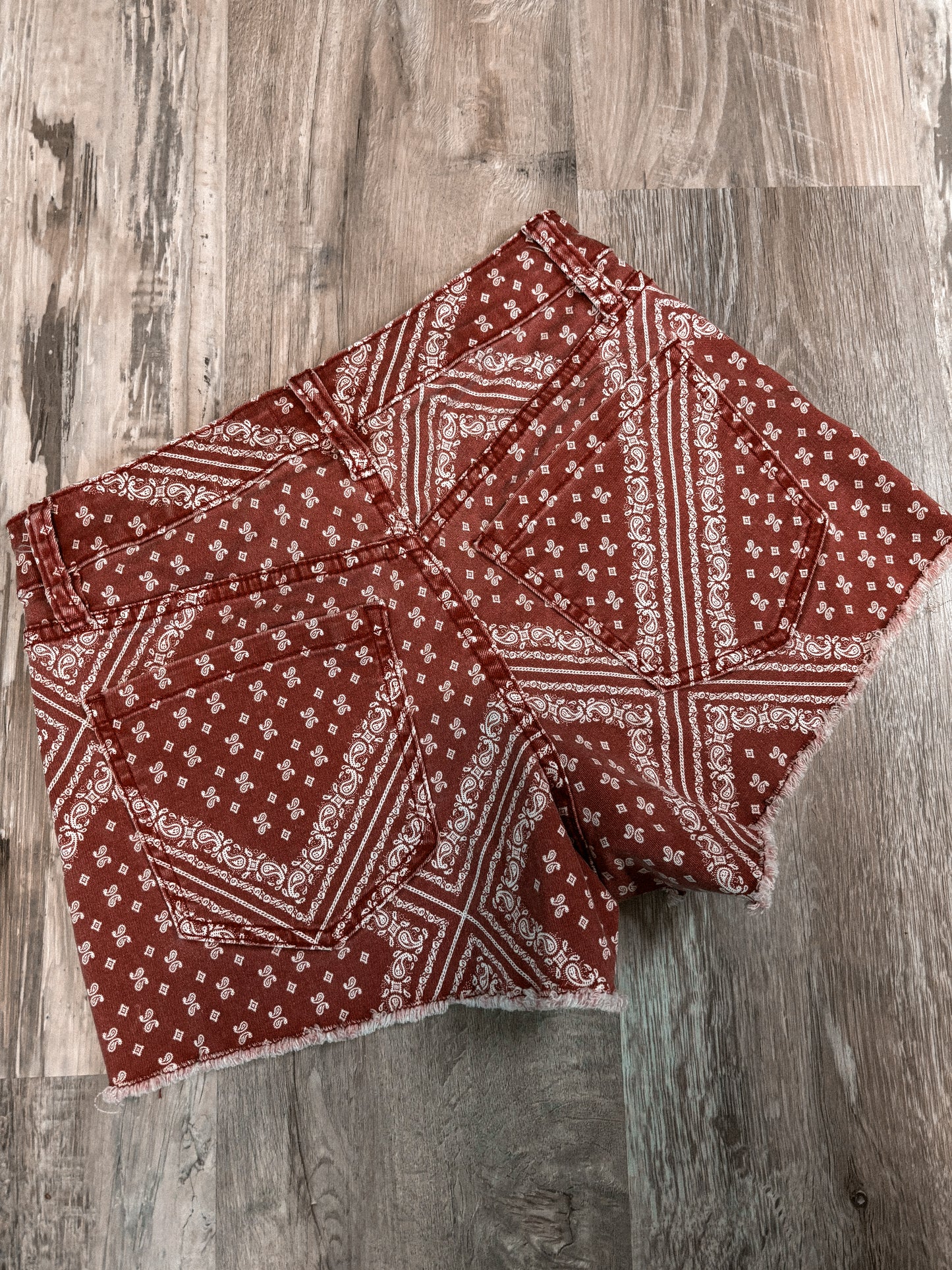 26” SHYANN PAISLEY BANDANA PRINT CUT OFF SHORTS