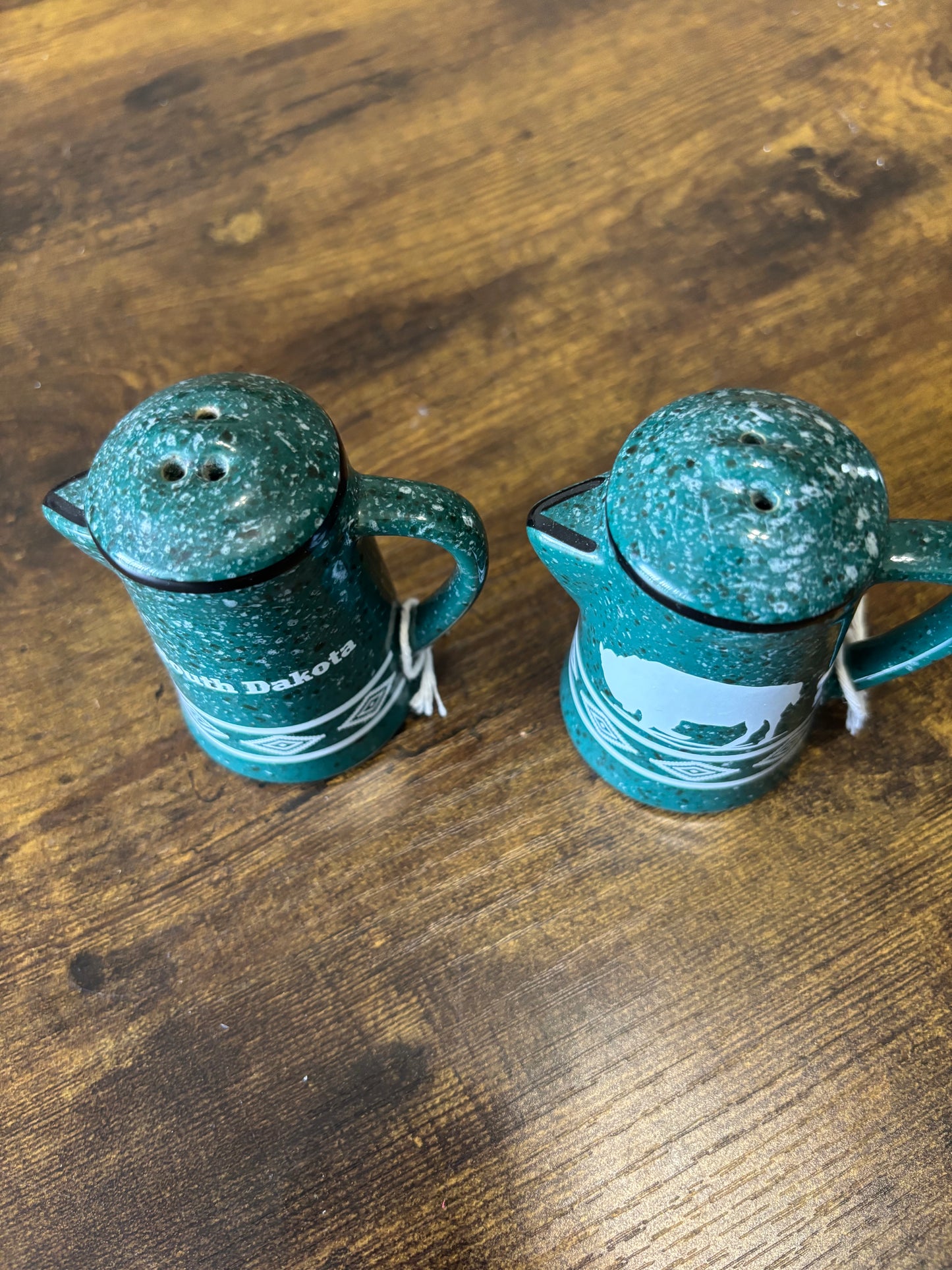 *VINTAGE* SOUVENIR SOUTH DAKOTA GREEN BISON BUFFALO SALT AND PEPPER SHAKERS SET