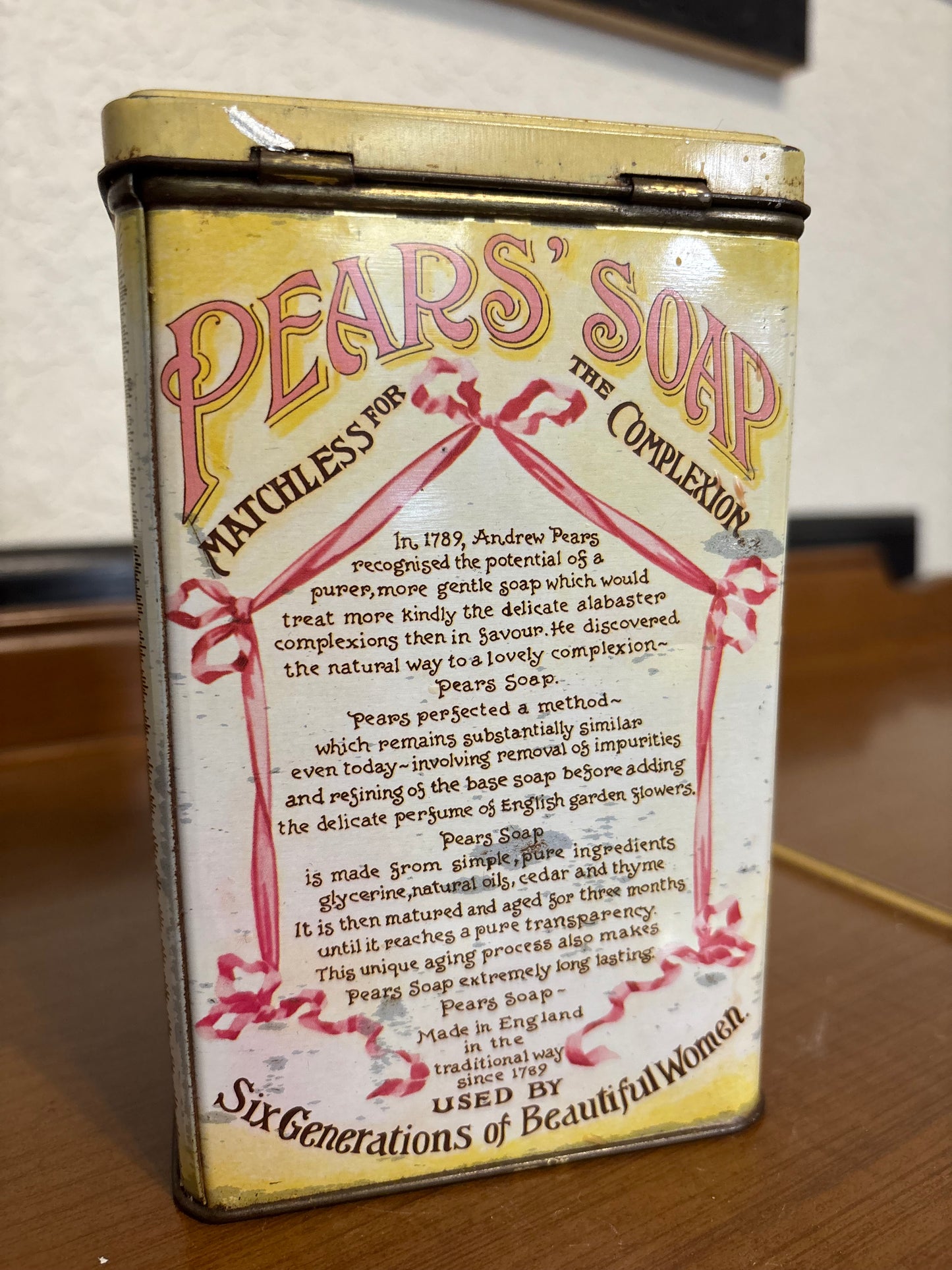 *VINTAGE* PEARS SOAP TIN