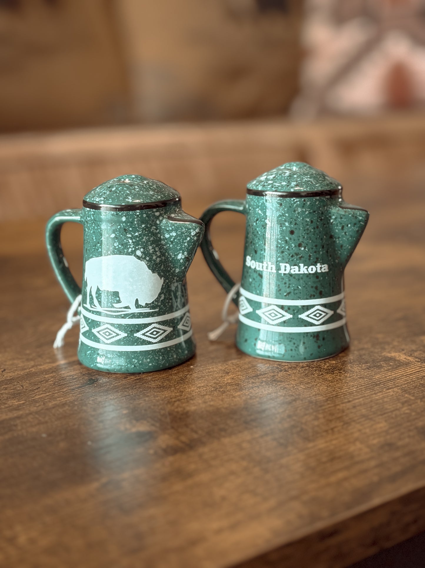 *VINTAGE* SOUVENIR SOUTH DAKOTA GREEN BISON BUFFALO SALT AND PEPPER SHAKERS SET