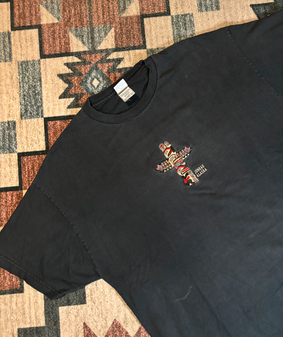 JUNEAU ALASKA TOTEM EMBROIDERED TEE *VINTAGE*