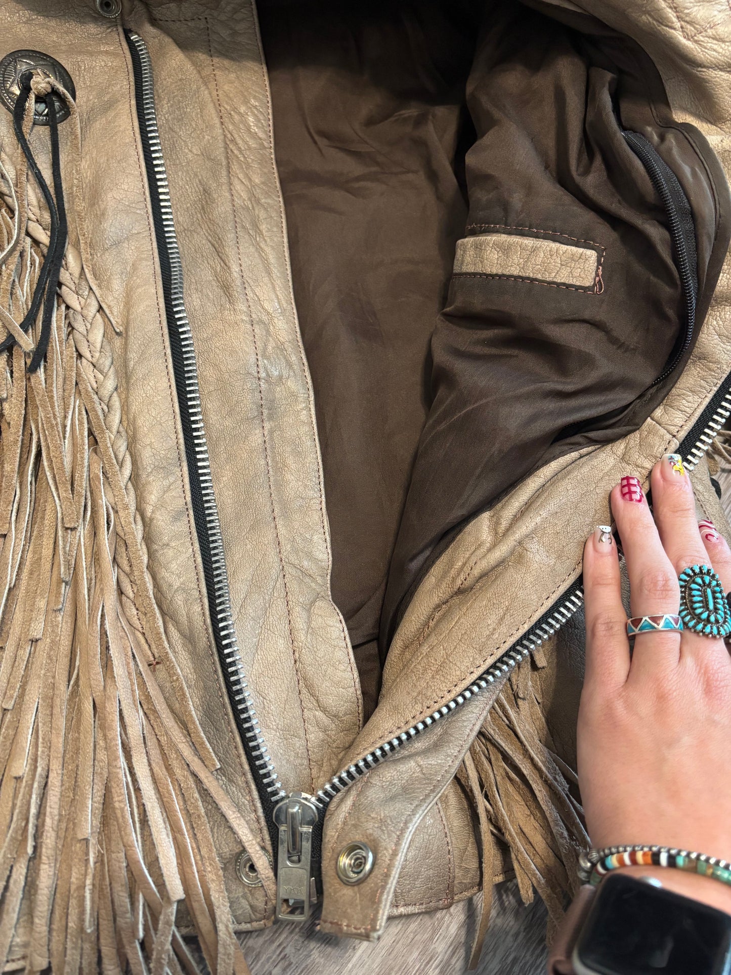 *VINTAGE* GORGEOUS TAN LEATHER FRINGE CONCHO BIKER JACKET