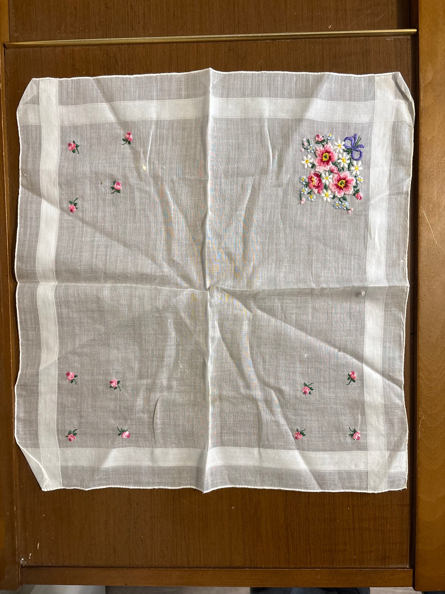 *VINTAGE* GRANNY’S FLORAL HANKIES