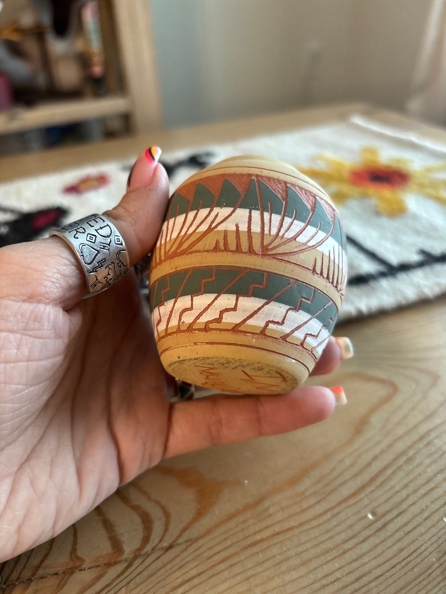 *VINTAGE* NAVAJO ETCHED SMALL POTTERY VASE
