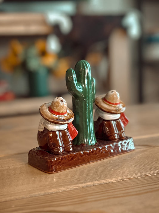 *VINTAGE* SOUTH OF THE BOARDER SALT & PEPPER SHAKER SET