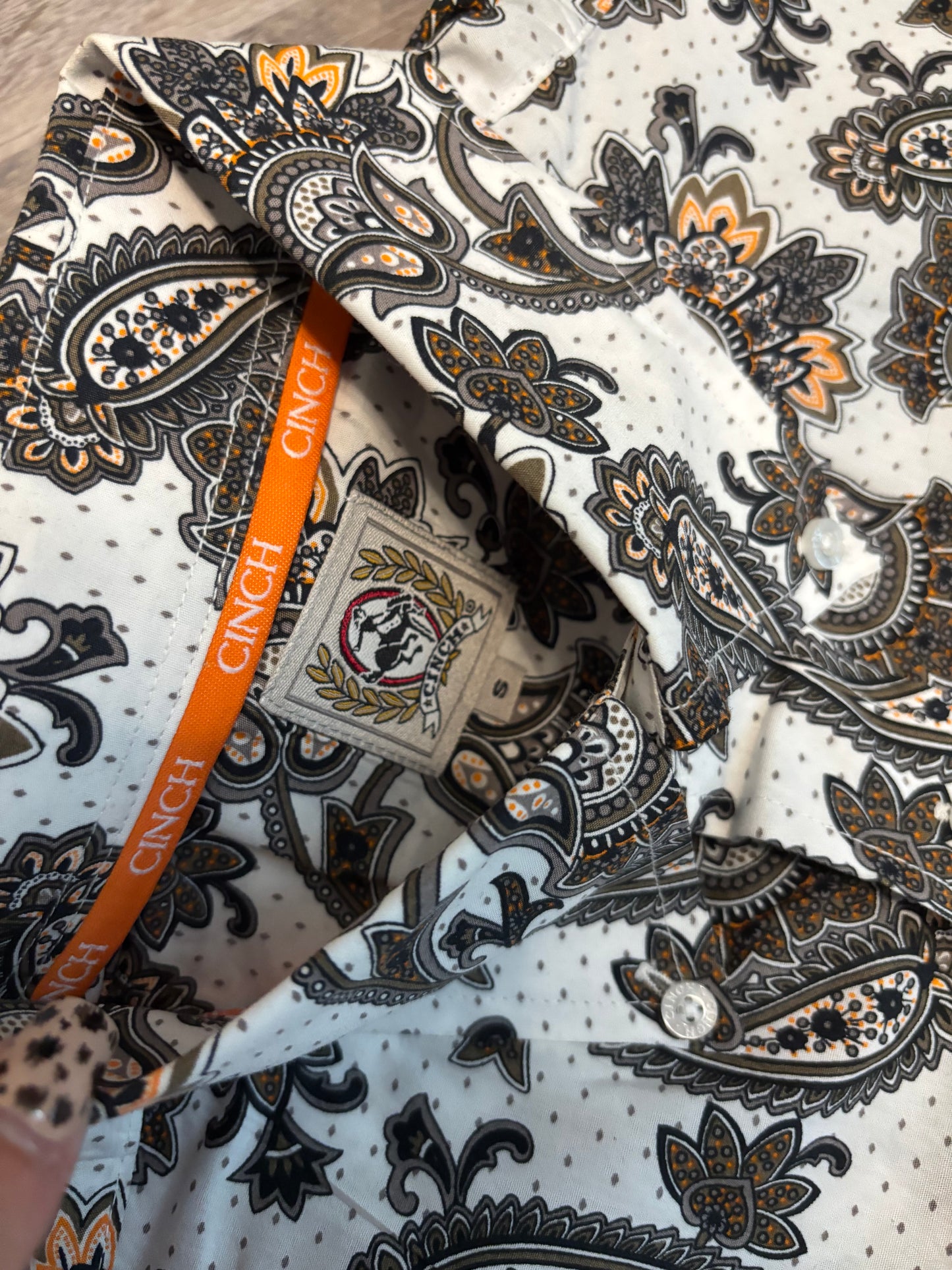 WHITE/ORANGE PAISLEY CINCH BUTTON UP SHIRT