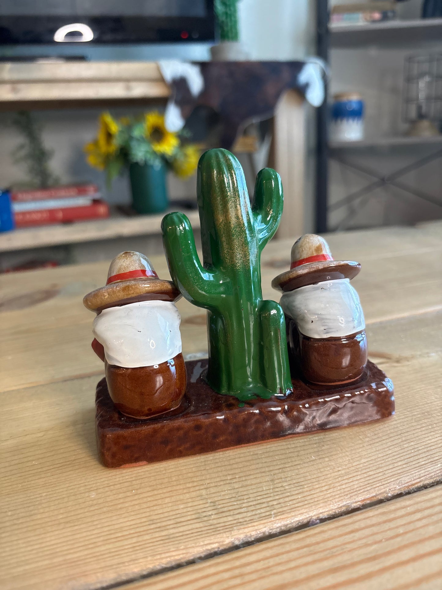 *VINTAGE* SOUTH OF THE BOARDER SALT & PEPPER SHAKER SET