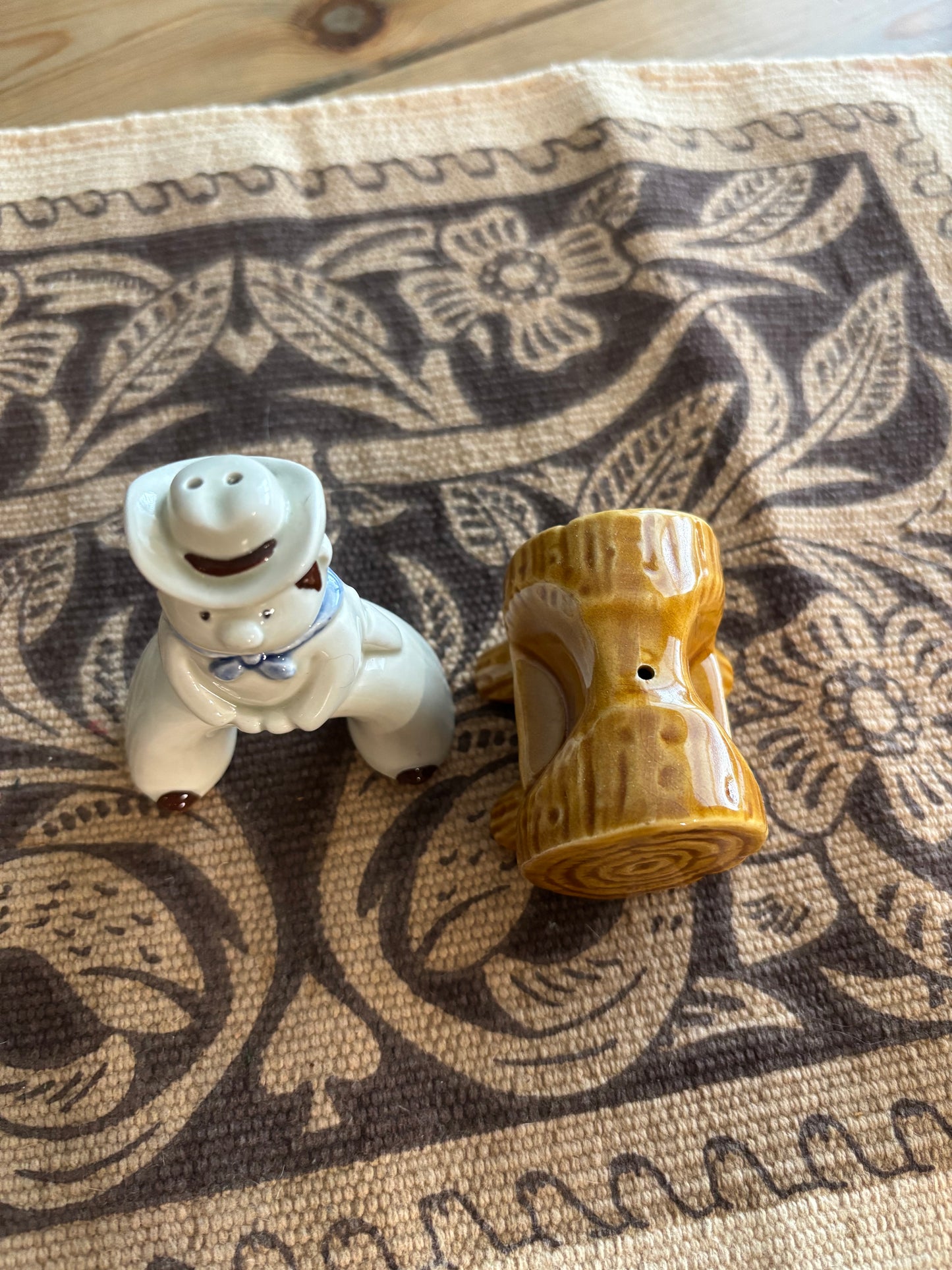 *VINTAGE* LOG SITTIN’ COWBOY SALT & PEPPER SHAKER SET