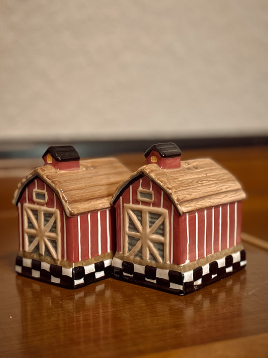 *VINTAGE* LITTLE RED BARN SALT & PEPPER SHAKER SET