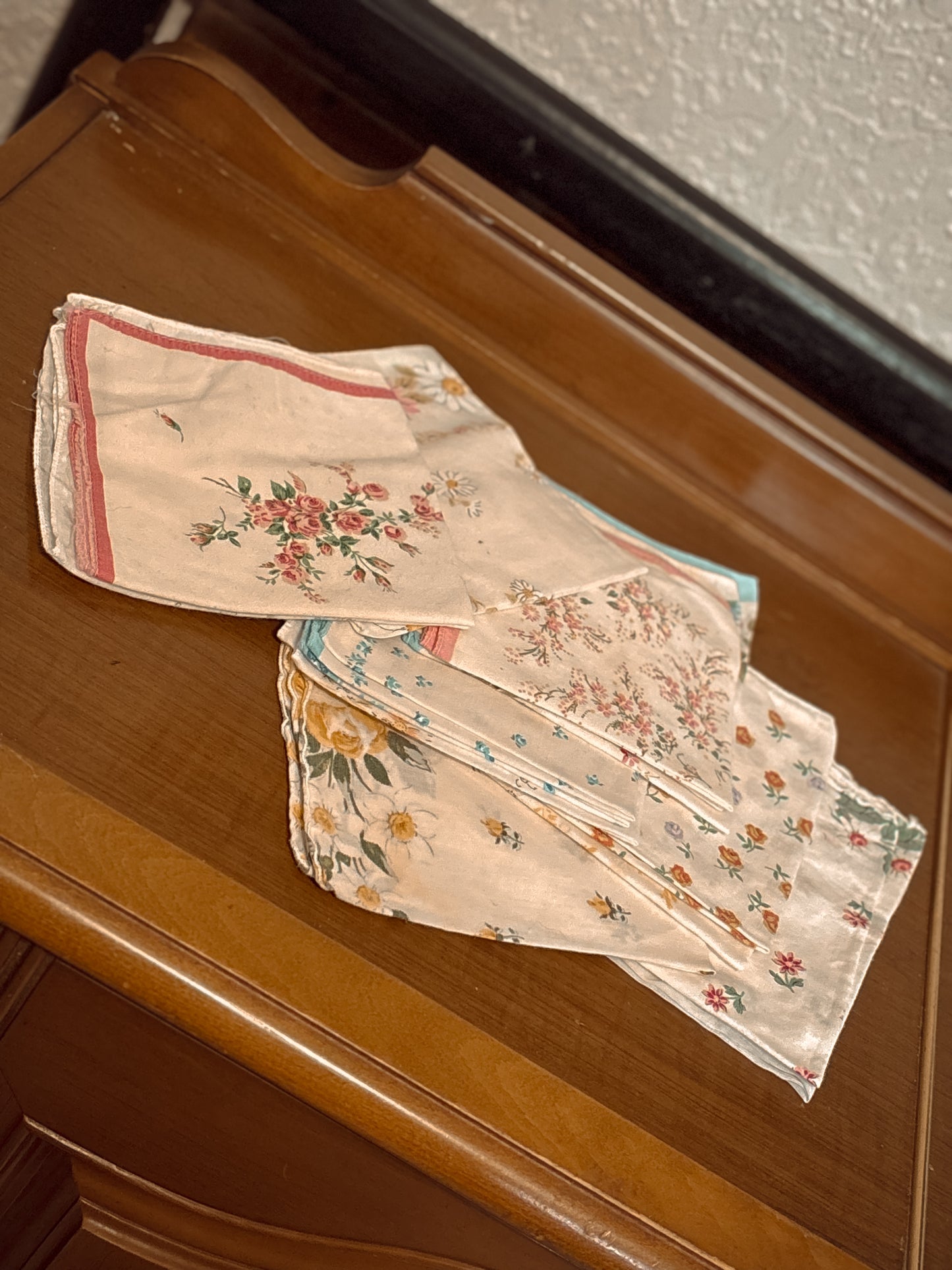 *VINTAGE* GRANNY’S FLORAL HANKIES
