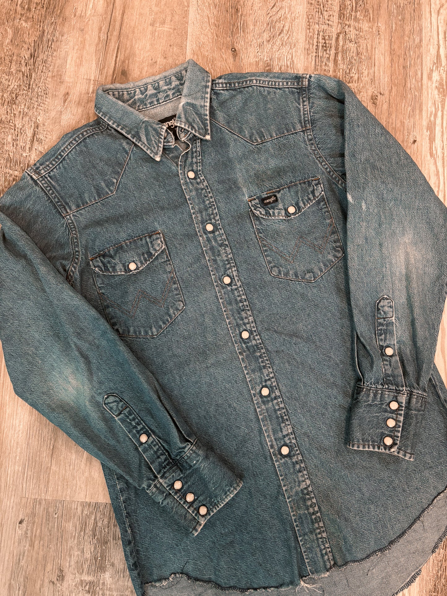 DISTRESSED WRANGLER PEARL SNAP