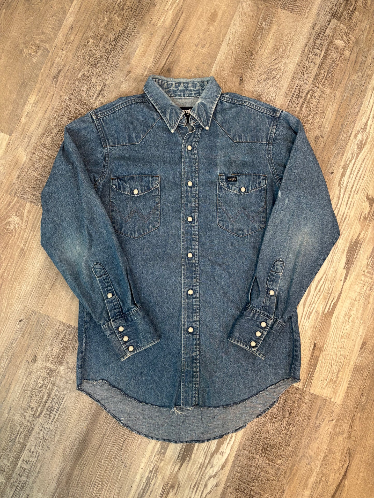 DISTRESSED WRANGLER PEARL SNAP