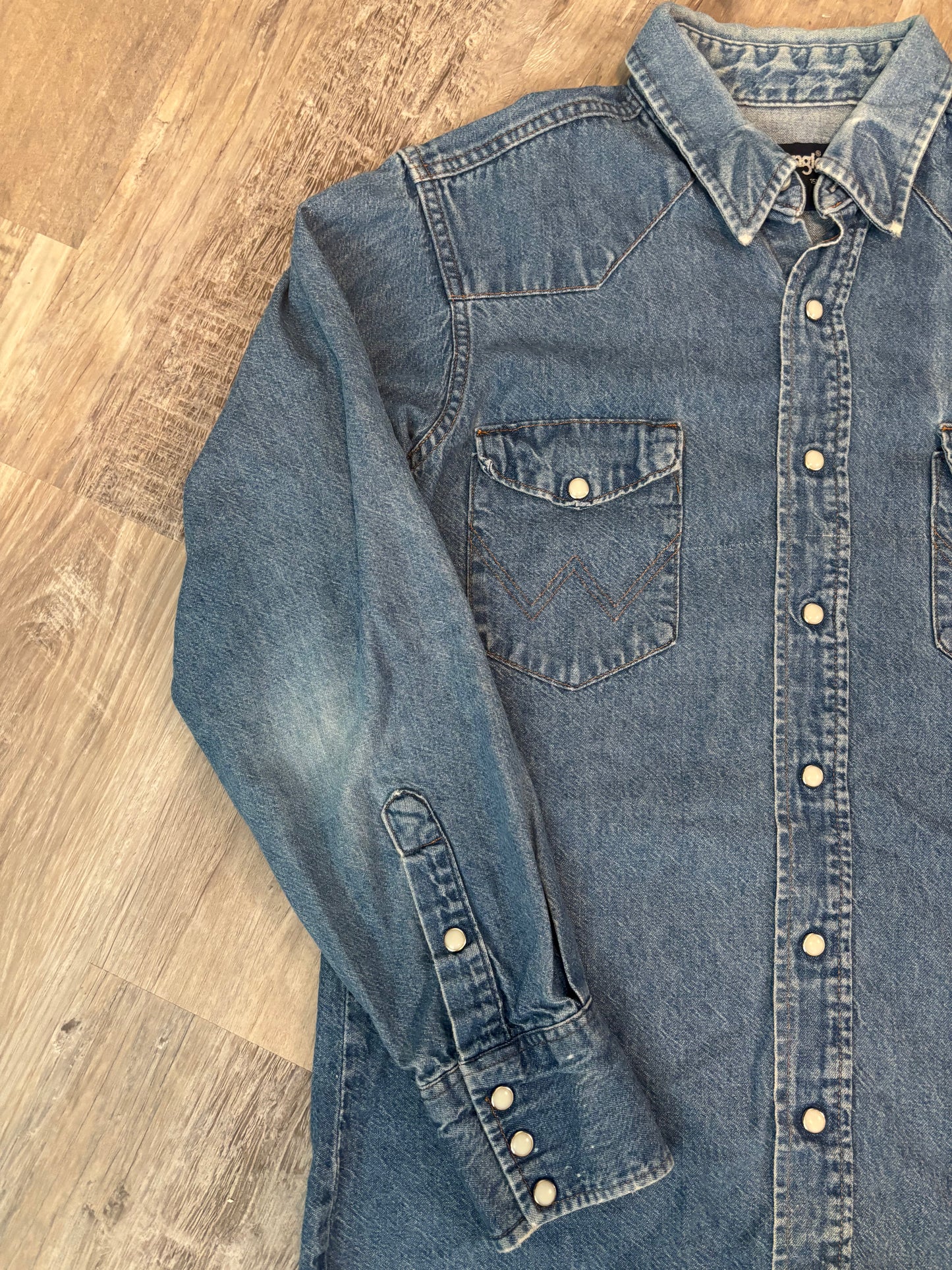 DISTRESSED WRANGLER PEARL SNAP