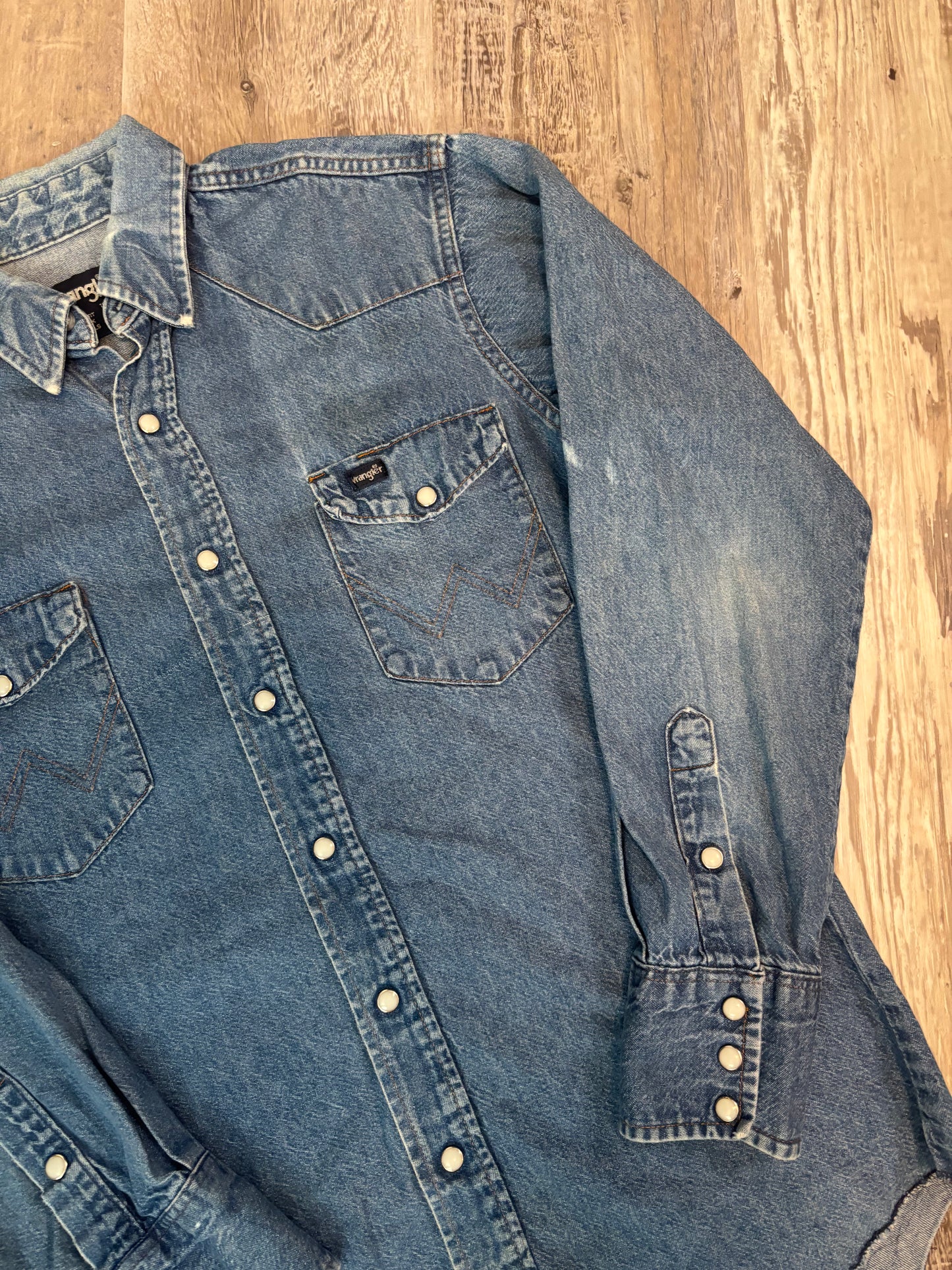 DISTRESSED WRANGLER PEARL SNAP